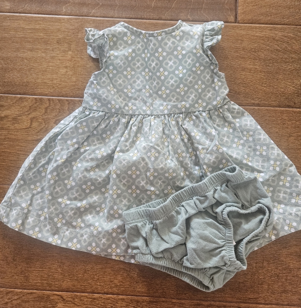 🎁🎁3/20🎁🎁 Carter's Green Patterned Dress and Diaper Cover Set